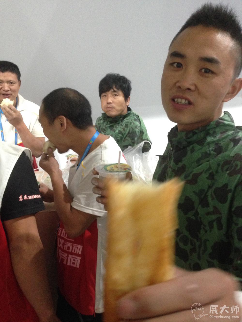 第四天早晨的早飯，瞧這個帥小伙