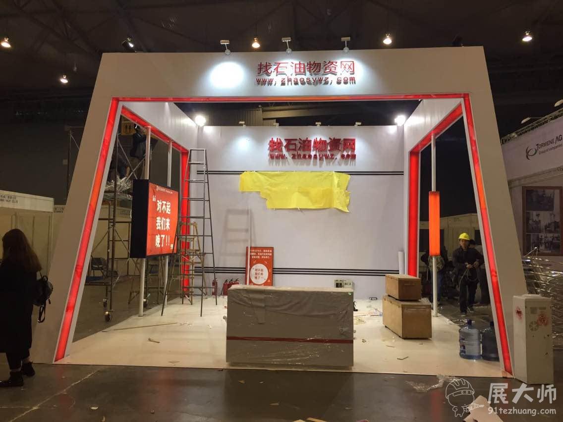 燈光中，展臺格外耀眼奪目。