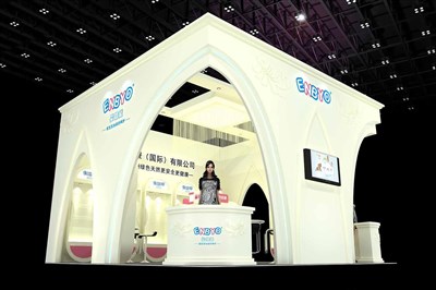 36平米展臺設(shè)計制作：三面開口/歐式/木質(zhì)結(jié)構(gòu)/米色，為嬰幼展展商而作（免費(fèi)使用）